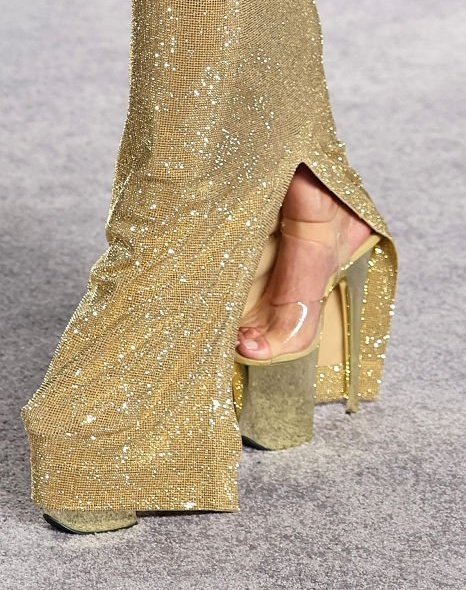 킬힐-신고-결국-삐끗한-킴-카다시안-3-이미지