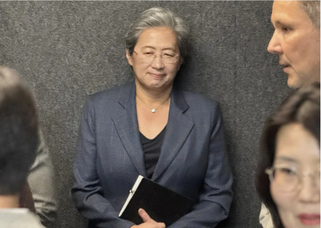 AMD-CEO-리사수-네이버-삼성전자-방문-얼굴-표정-변화.jpg-1-이미지