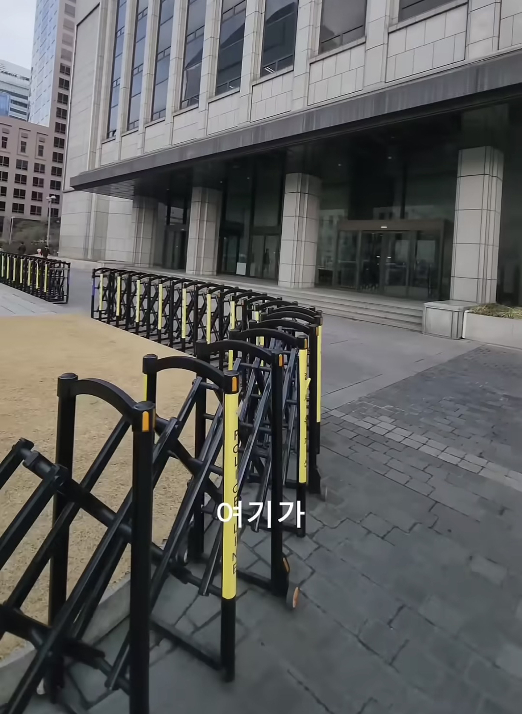 현재-광화문-프레스센터(웨딩홀)-앞에-펜스-상황-2-이미지