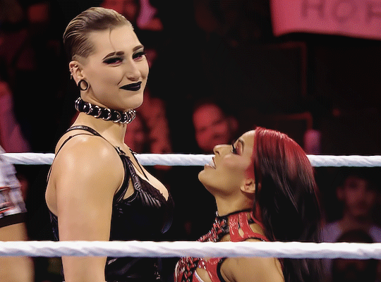 레즈,-바이-여성들-다-꼬시는-중인-여성-프로레슬러-2-이미지