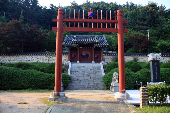 썩은-토리이-치우고-우리나라-전통-홍살문-유명해졌으면-1-이미지