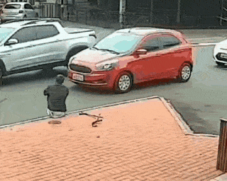 부러진-목발에-절망하던-노숙자..-1-이미지