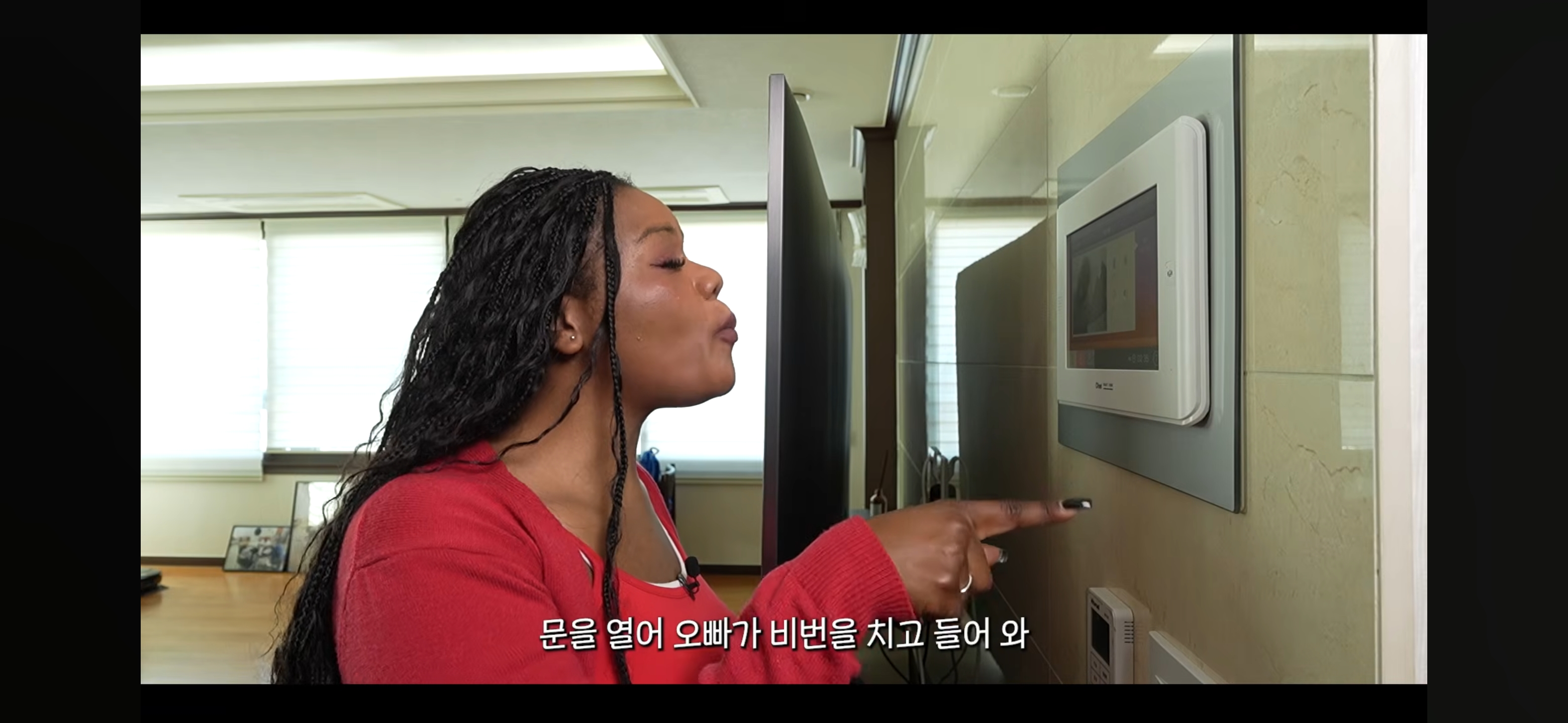 방바닥에-누워서-서인국-보내버리려는-나단이-2-이미지