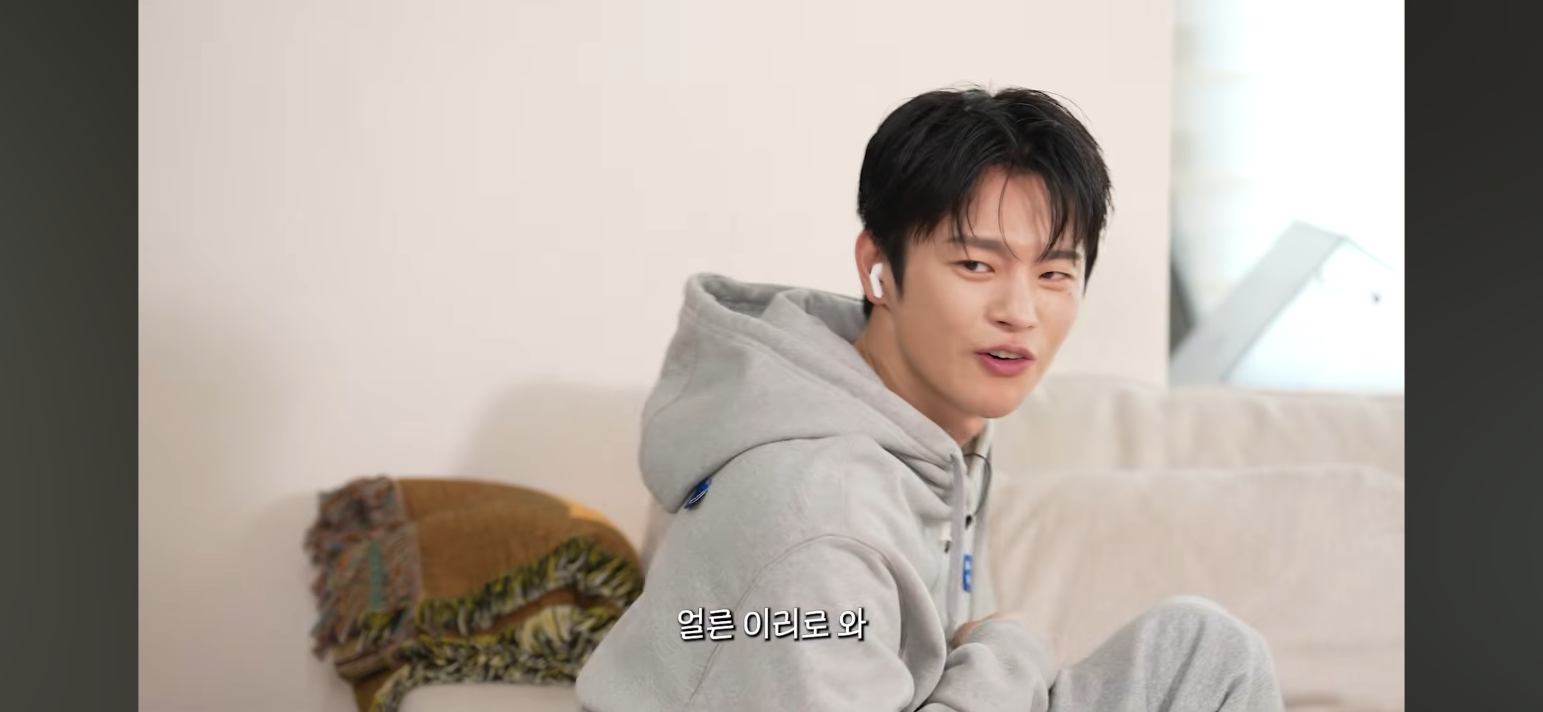 방바닥에-누워서-서인국-보내버리려는-나단이-14-이미지