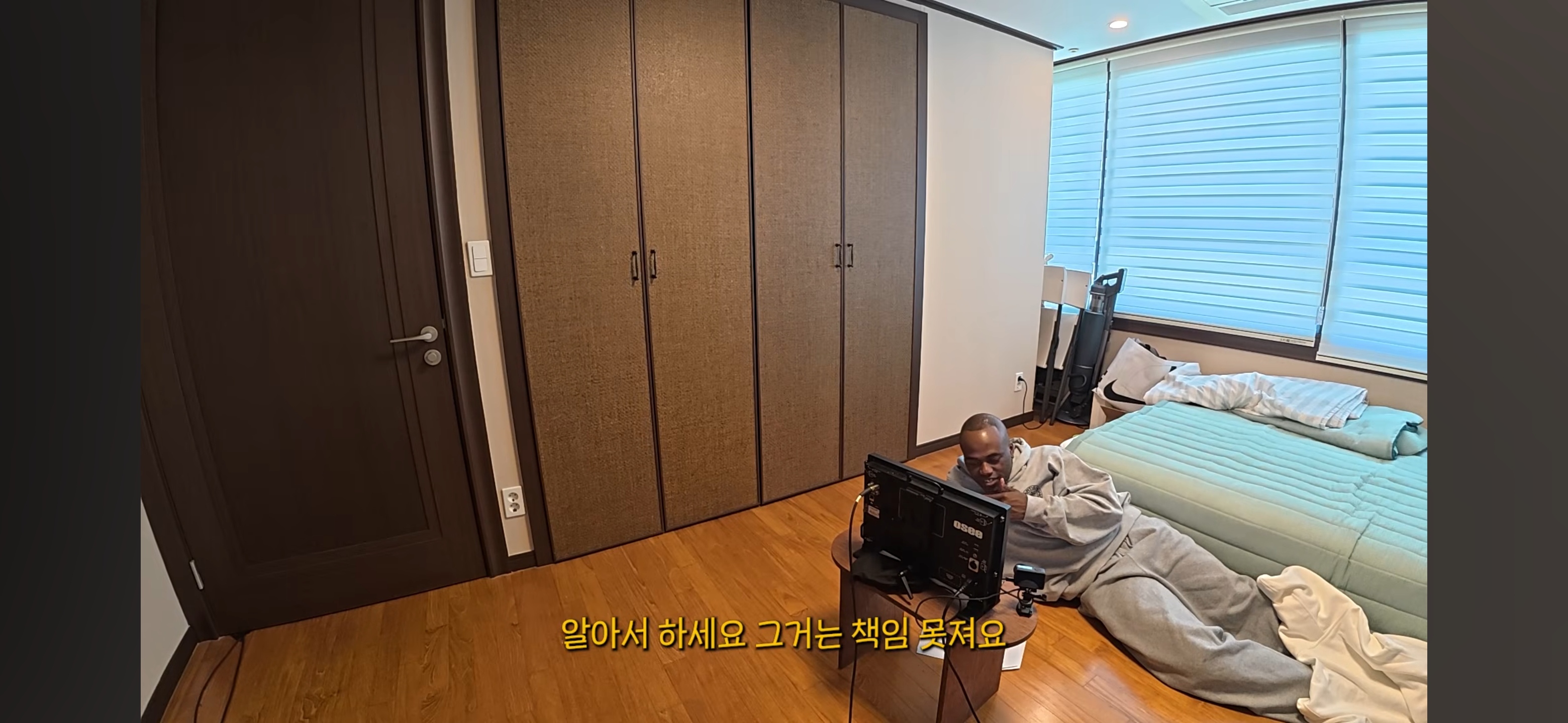 방바닥에-누워서-서인국-보내버리려는-나단이-39-이미지