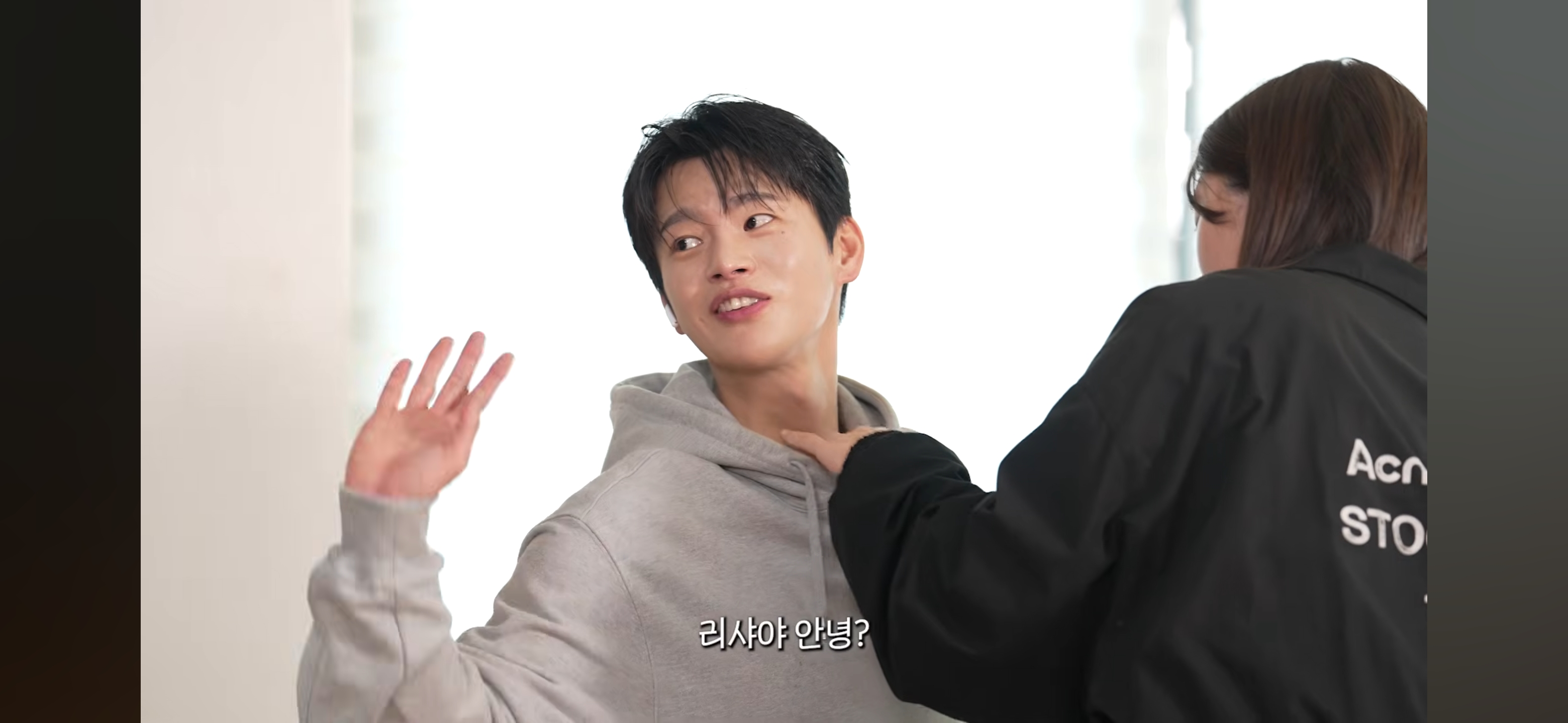 방바닥에-누워서-서인국-보내버리려는-나단이-10-이미지