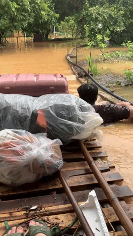 "우리-딸,-아빠만-믿어"…폭우-속-유학-가는-딸-싣고-뗏목-끈-'아빠의-등'-0-이미지