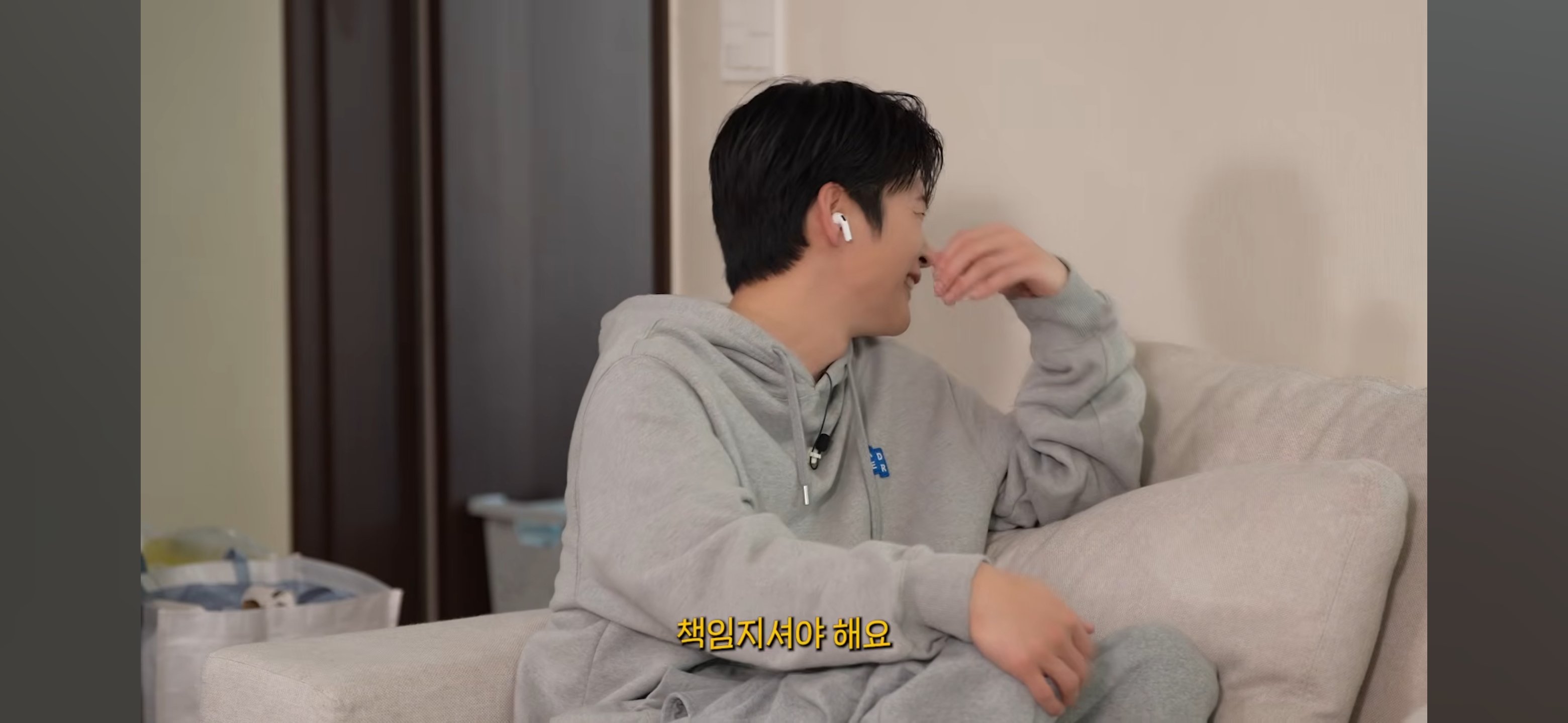 방바닥에-누워서-서인국-보내버리려는-나단이-35-이미지