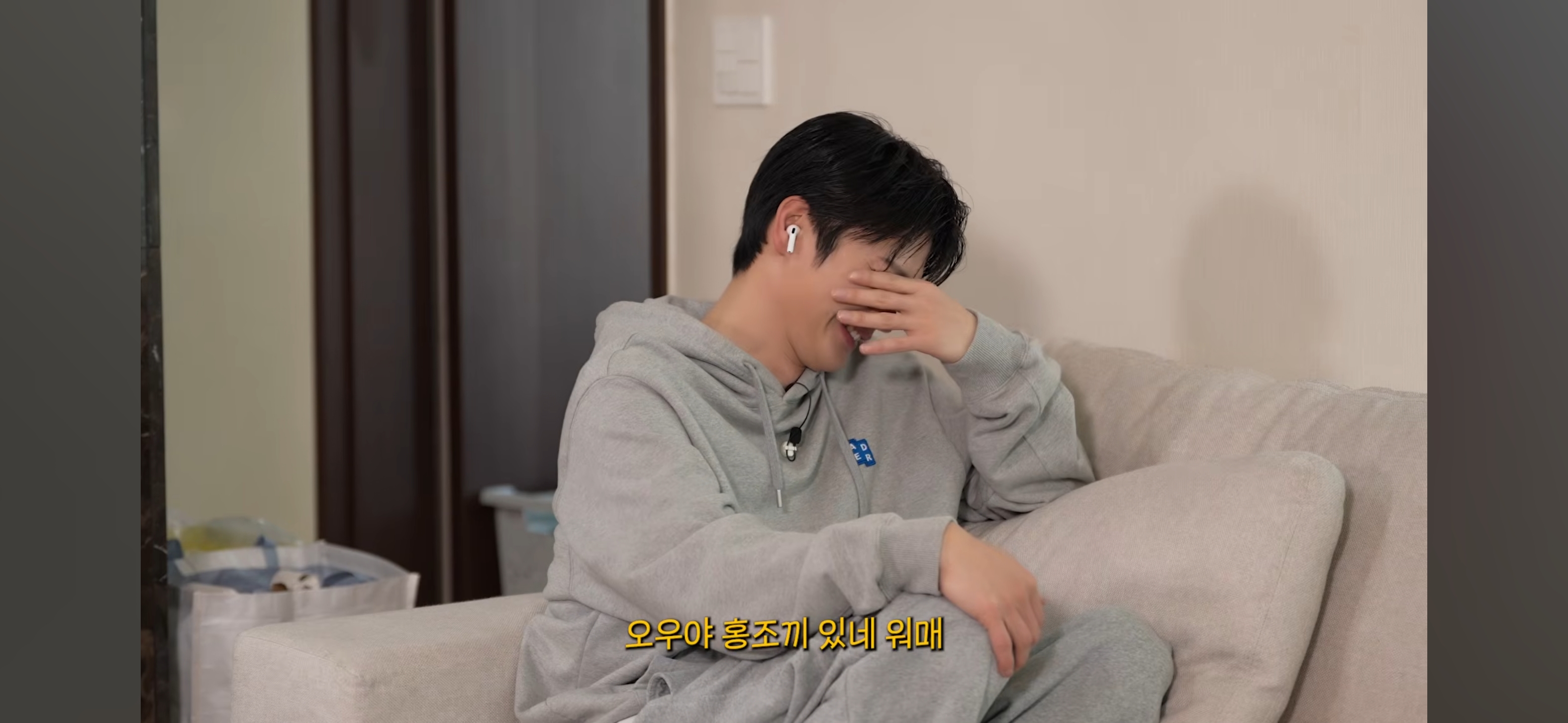 방바닥에-누워서-서인국-보내버리려는-나단이-25-이미지