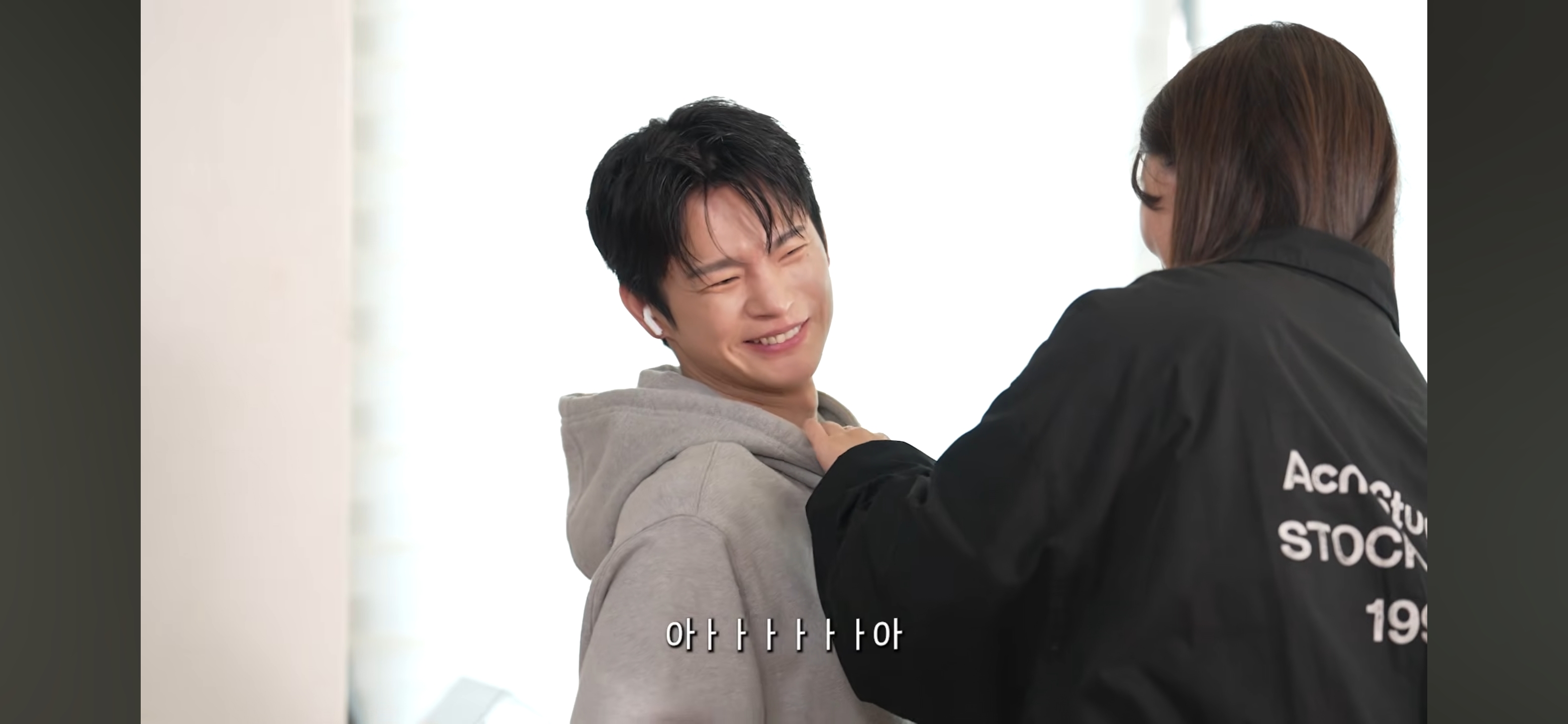 방바닥에-누워서-서인국-보내버리려는-나단이-11-이미지