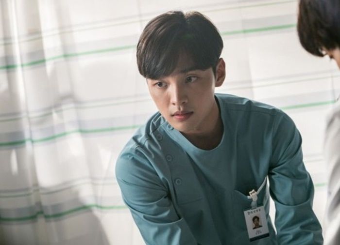 의외로-동갑내기였던-동명이인-축구선수와-남자배우-4-이미지