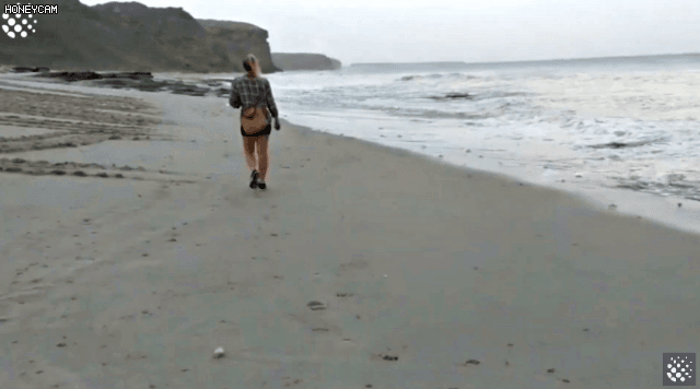 바위-틈에-빠진-바다-거북이를-구하는-커플-1-이미지