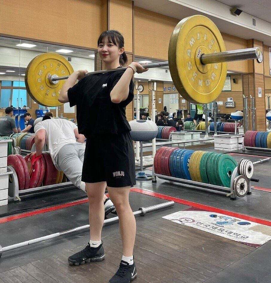 여자-역도선수의-등근육-변천사-5-이미지