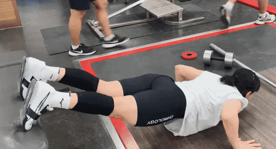 여자-역도선수의-등근육-변천사-9-이미지