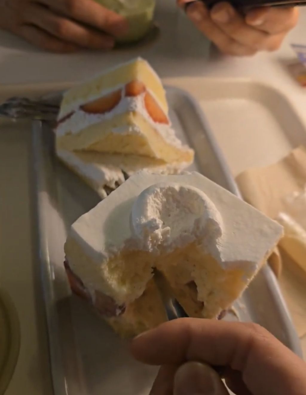 폰하는-친구-케이크-훔쳐먹기-1-이미지