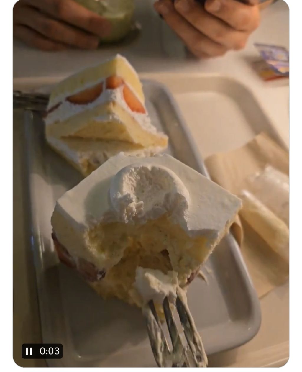 폰하는-친구-케이크-훔쳐먹기-2-이미지