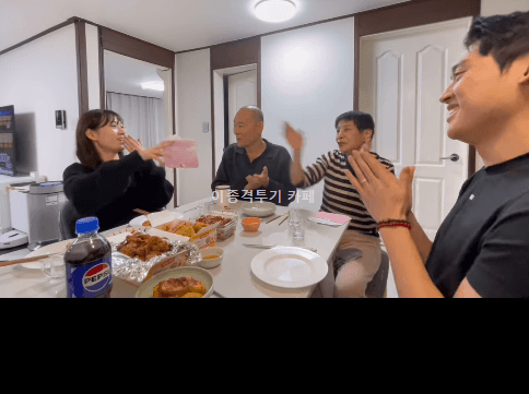 임신-소식-듣고-기뻐하는-가족들-8-이미지