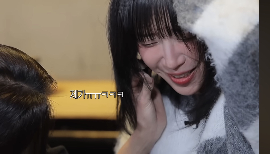 쯔양-얼굴에-묻은거-떼주는-유나-11-이미지