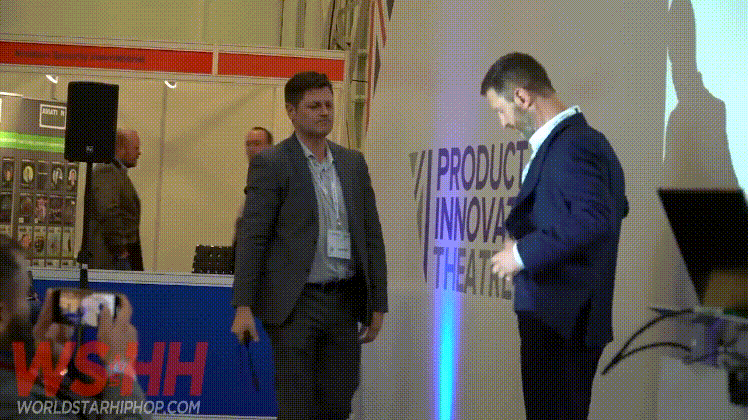 방검복-회사-CEO가-직접-시연.gif-2-이미지