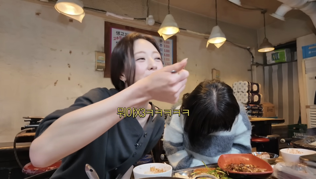 쯔양-얼굴에-묻은거-떼주는-유나-7-이미지