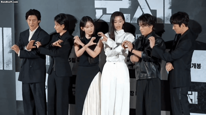 '군체'-제작보고회-구교환-때문에-빵터진-전지현.gif-0-이미지