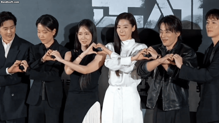 '군체'-제작보고회-구교환-때문에-빵터진-전지현.gif-2-이미지