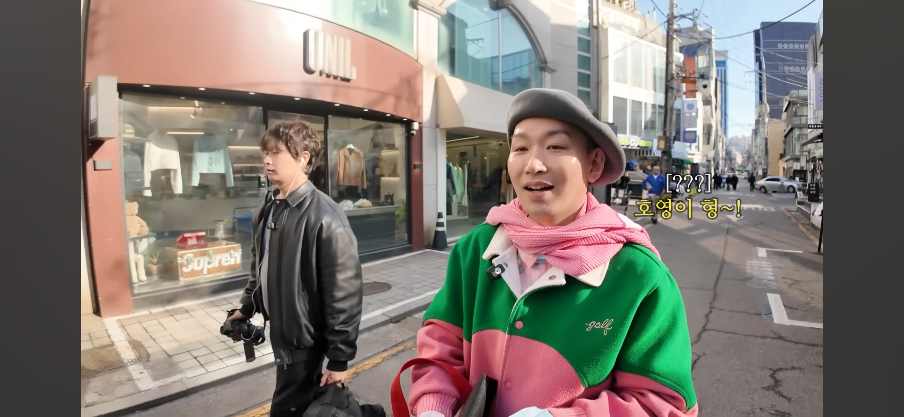 길-걸어가다-지인한테-생일선물-받는-김호영-0-이미지