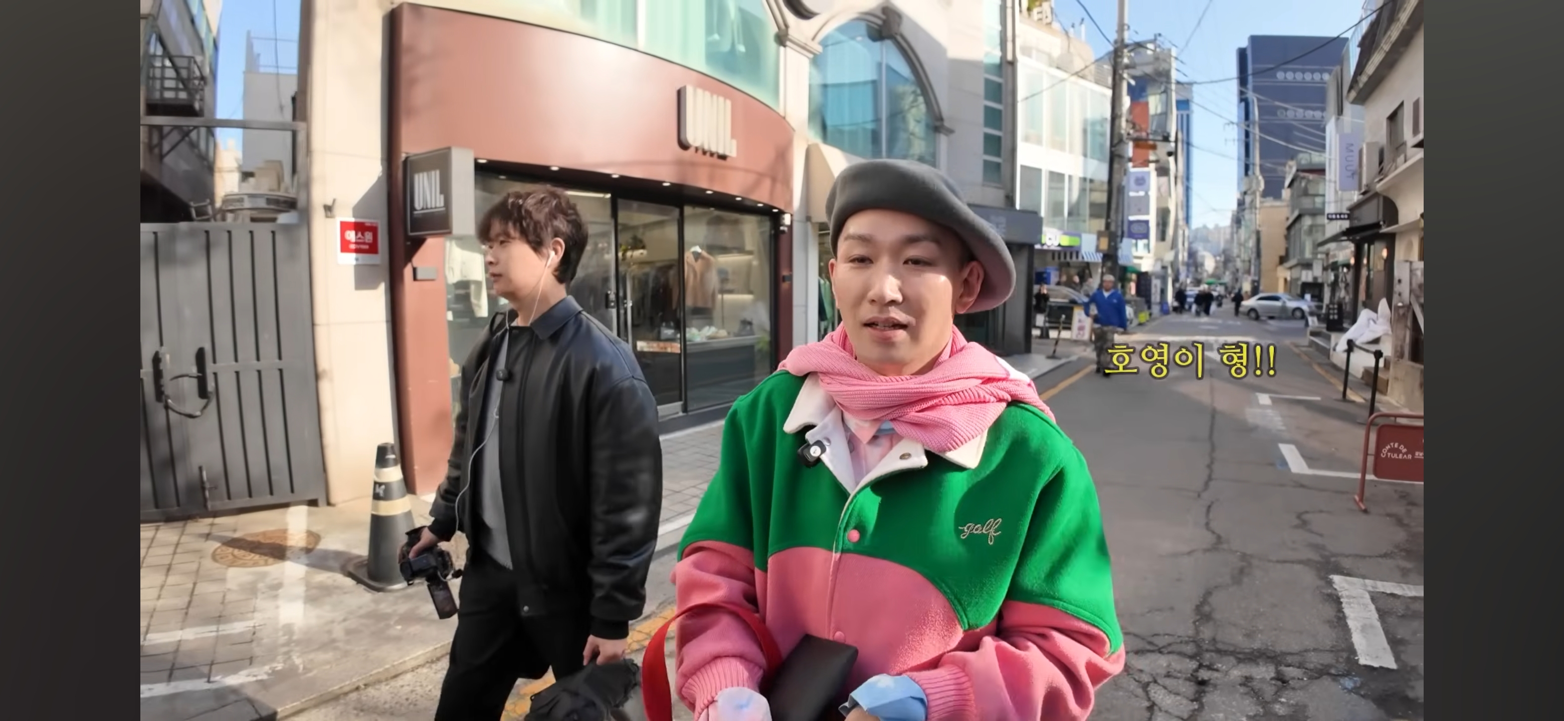 길-걸어가다-지인한테-생일선물-받는-김호영-1-이미지