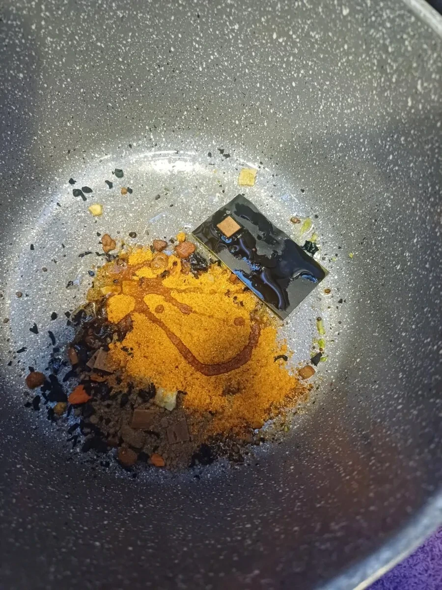 라면-끓이다-신용카드-떨어뜨린-사람-0-이미지