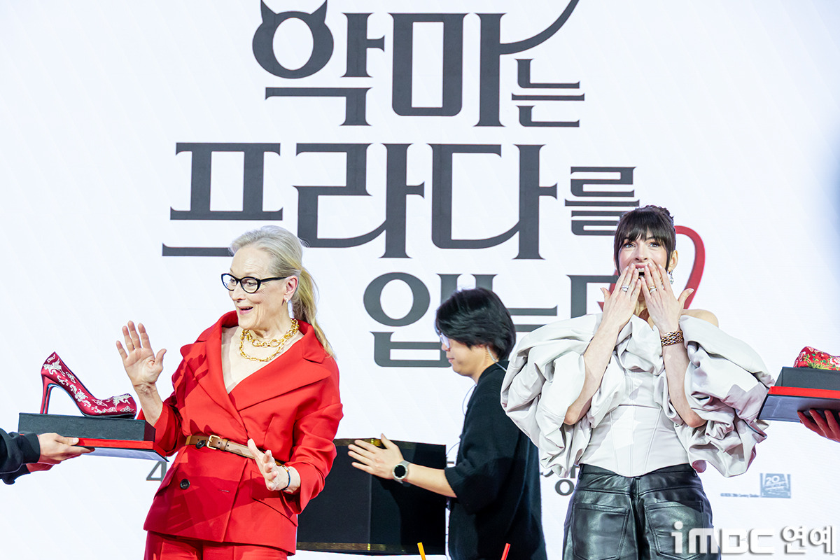 꽃신-선물-받은-메릴-스트립,-앤-해서웨이.jpg-(악프다-내한)-3-이미지