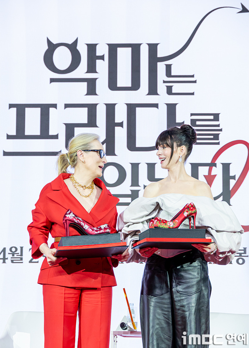 꽃신-선물-받은-메릴-스트립,-앤-해서웨이.jpg-(악프다-내한)-7-이미지