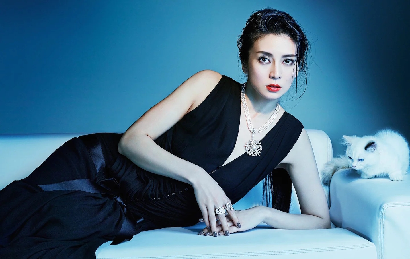 일본에서-쿨뷰티의-대표적인-외모로-불리는-여자-연예인-19-이미지