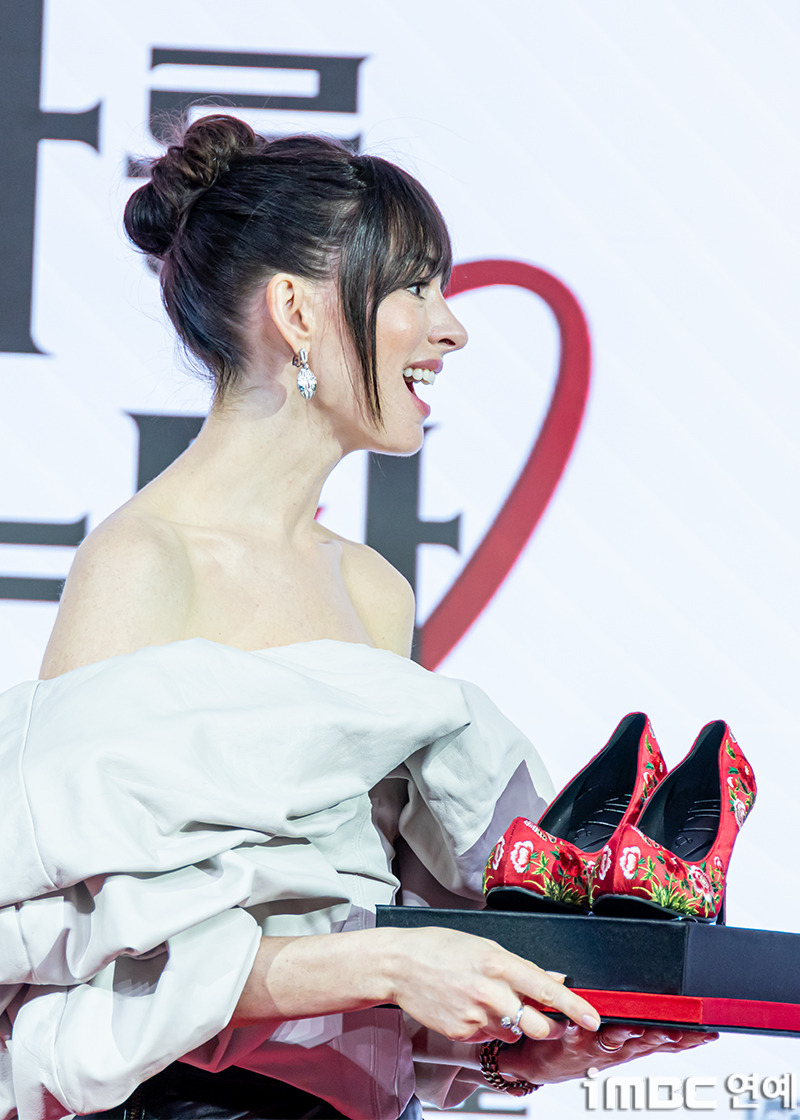 꽃신-선물-받은-메릴-스트립,-앤-해서웨이.jpg-(악프다-내한)-5-이미지