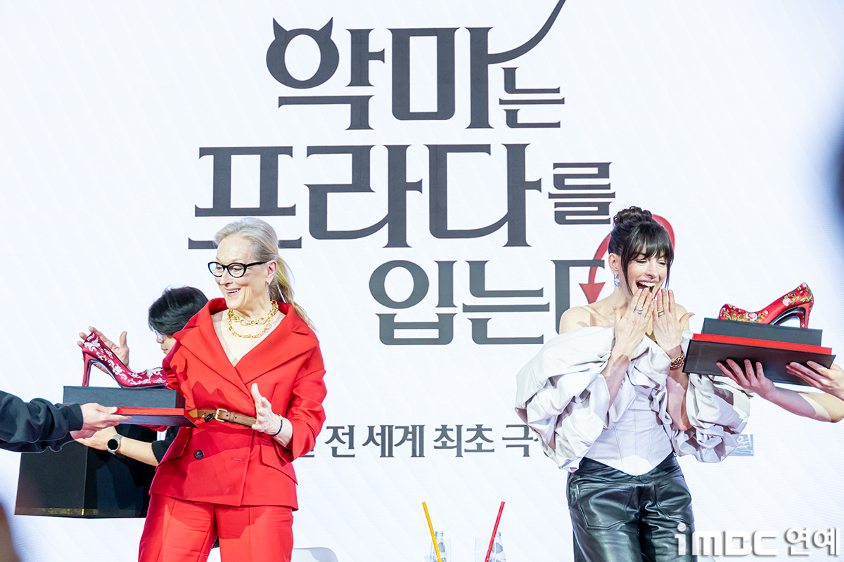 꽃신-선물-받은-메릴-스트립,-앤-해서웨이.jpg-(악프다-내한)-4-이미지