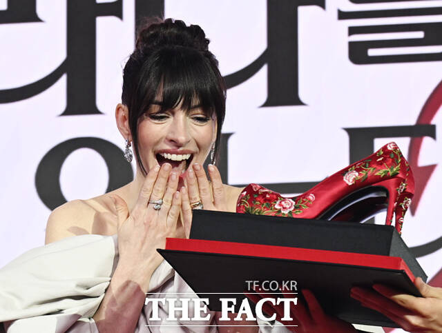 꽃신-선물-받은-메릴-스트립,-앤-해서웨이.jpg-(악프다-내한)-1-이미지