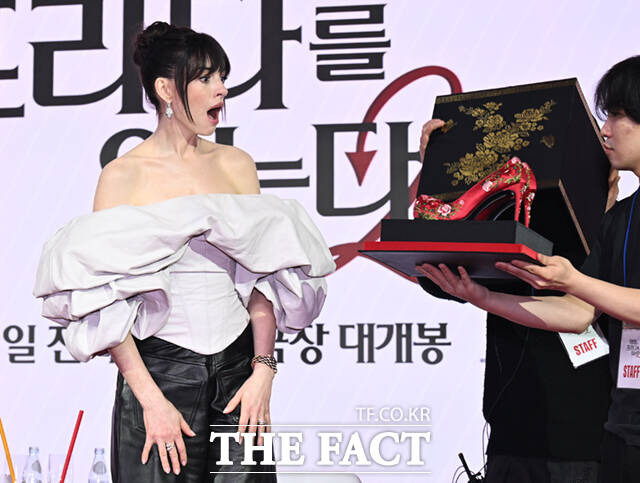 꽃신-선물-받은-메릴-스트립,-앤-해서웨이.jpg-(악프다-내한)-0-이미지