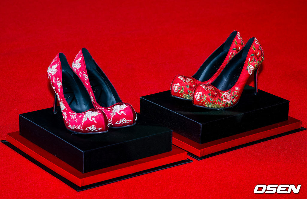 꽃신-선물-받은-메릴-스트립,-앤-해서웨이.jpg-(악프다-내한)-11-이미지