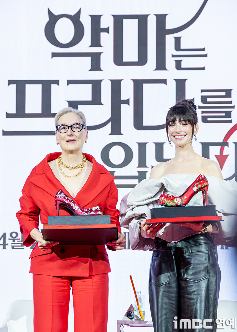 꽃신-선물-받은-메릴-스트립,-앤-해서웨이.jpg-(악프다-내한)-8-이미지