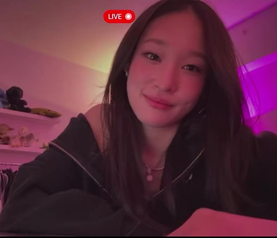 애니-팬들보는-눈빛과-과제하는-눈빛-차이.jpg-1-이미지