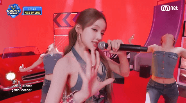 컴백하고-첫-무대부터-전원-핸드-마이크로-라이브-하는-키스-오브-라이프.jpg-0-이미지