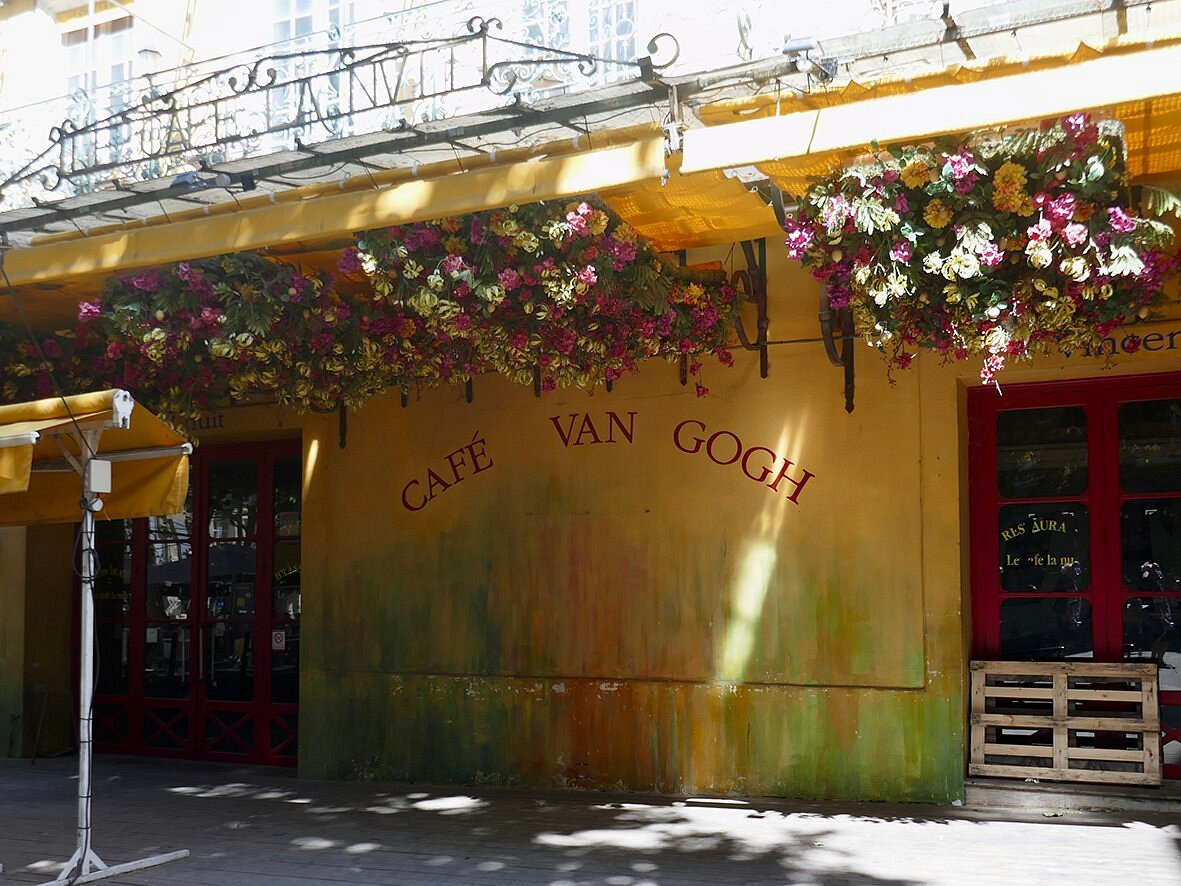 고흐-그림의-배경으로-유명한-아를의-카페가-현재는-영업-안-하는-충격적인-이유-4-이미지