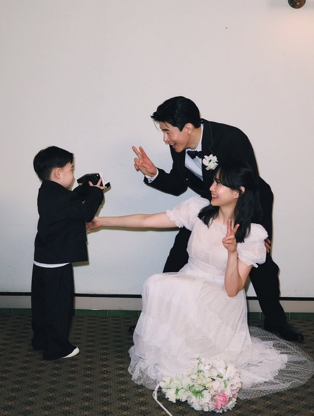 윤승아-김무열-결혼-11주년-기념-가족사진-5-이미지