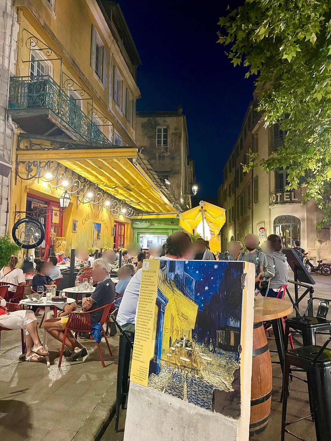 고흐-그림의-배경으로-유명한-아를의-카페가-현재는-영업-안-하는-충격적인-이유-1-이미지