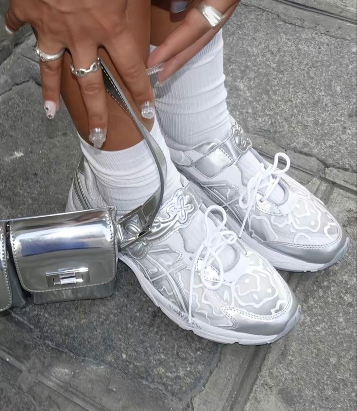 발-끝에서-피어나는-봄🌷-봄-내음-가득-담은-신발들-👟🩰-2-이미지