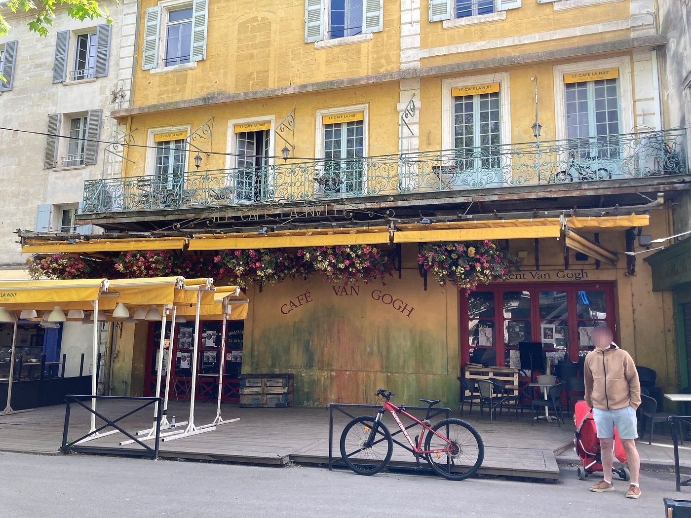 고흐-그림의-배경으로-유명한-아를의-카페가-현재는-영업-안-하는-충격적인-이유-7-이미지