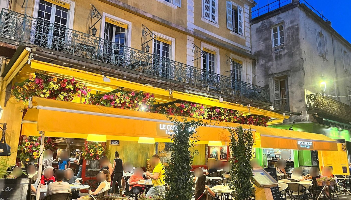 고흐-그림의-배경으로-유명한-아를의-카페가-현재는-영업-안-하는-충격적인-이유-3-이미지