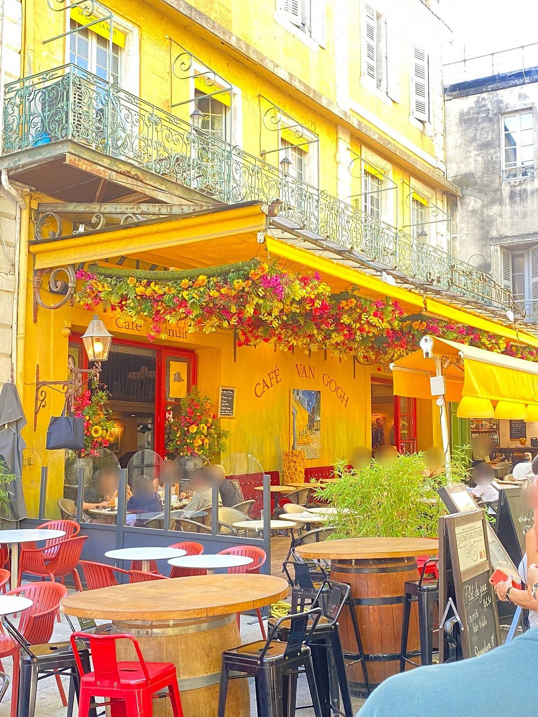 고흐-그림의-배경으로-유명한-아를의-카페가-현재는-영업-안-하는-충격적인-이유-2-이미지