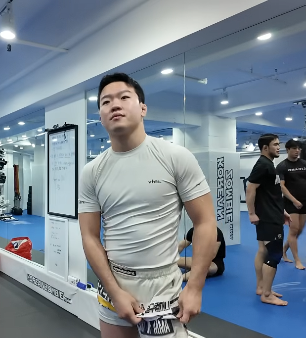 최근-스파링-파트너들이-다양해-진-듯한-코좀-체육관-10-이미지