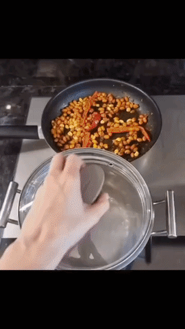 뜨거운-냄비-뚜껑을-놓아-둘-곳이-없을-때-꿀팁-.gif-0-이미지