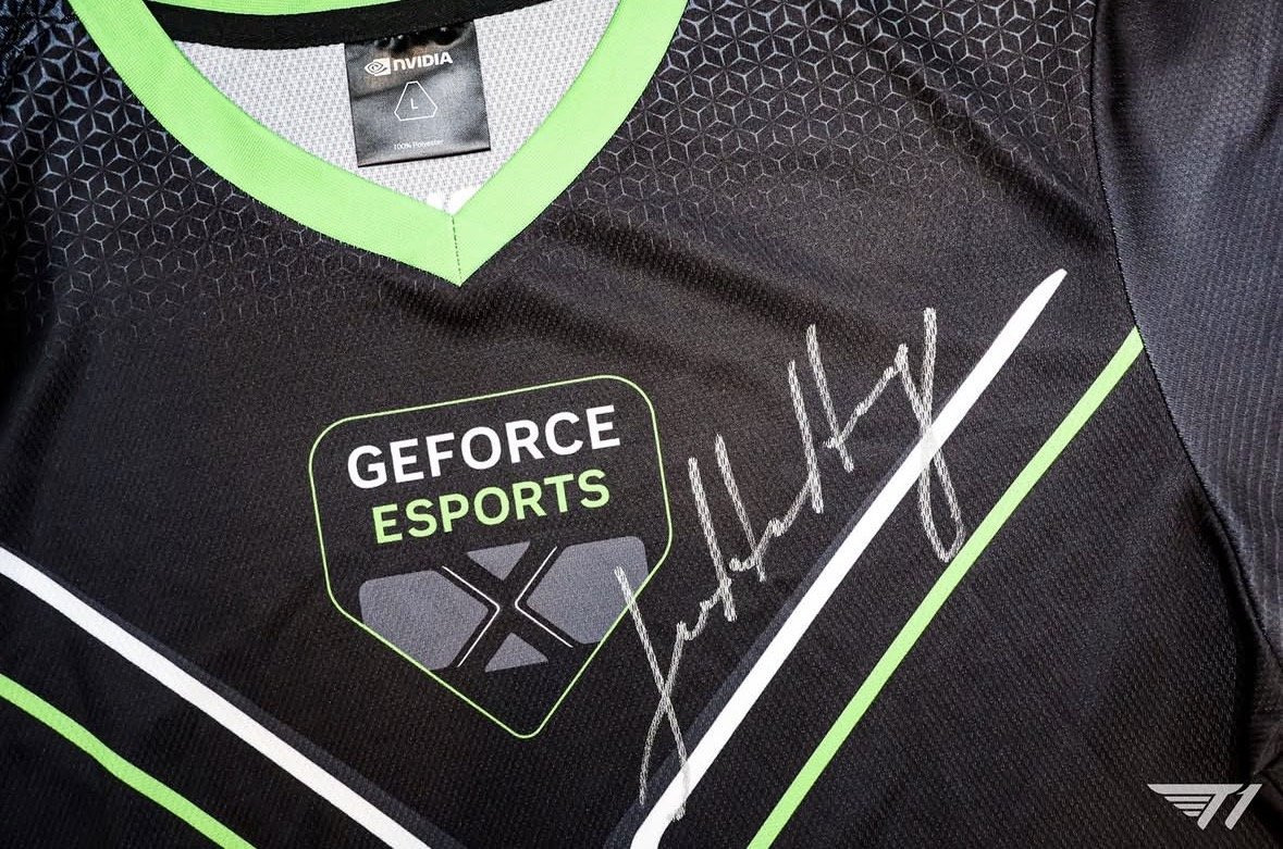 [T1-인스타]-NVIDIA의-젠슨황-CEO님께서-T1-LCK-선수단에게-친필-사인-유니폼을-보내주셨습니다-2-이미지